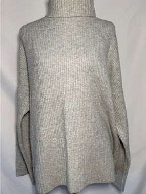 Cozy Ribbed Turtleneck Sweater - Light Gray